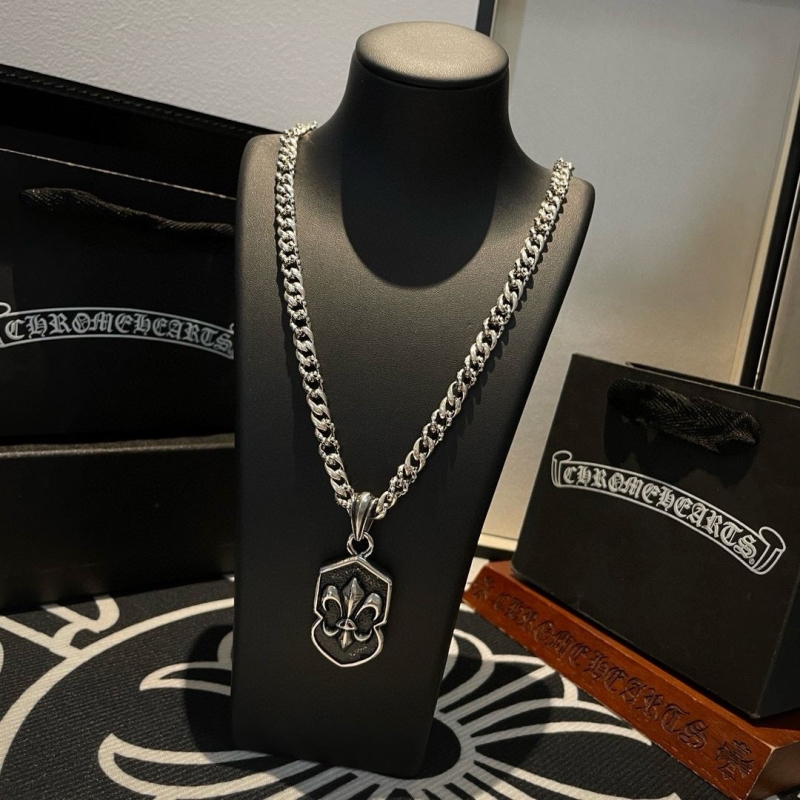 Ch*0me He**ts necklaces
